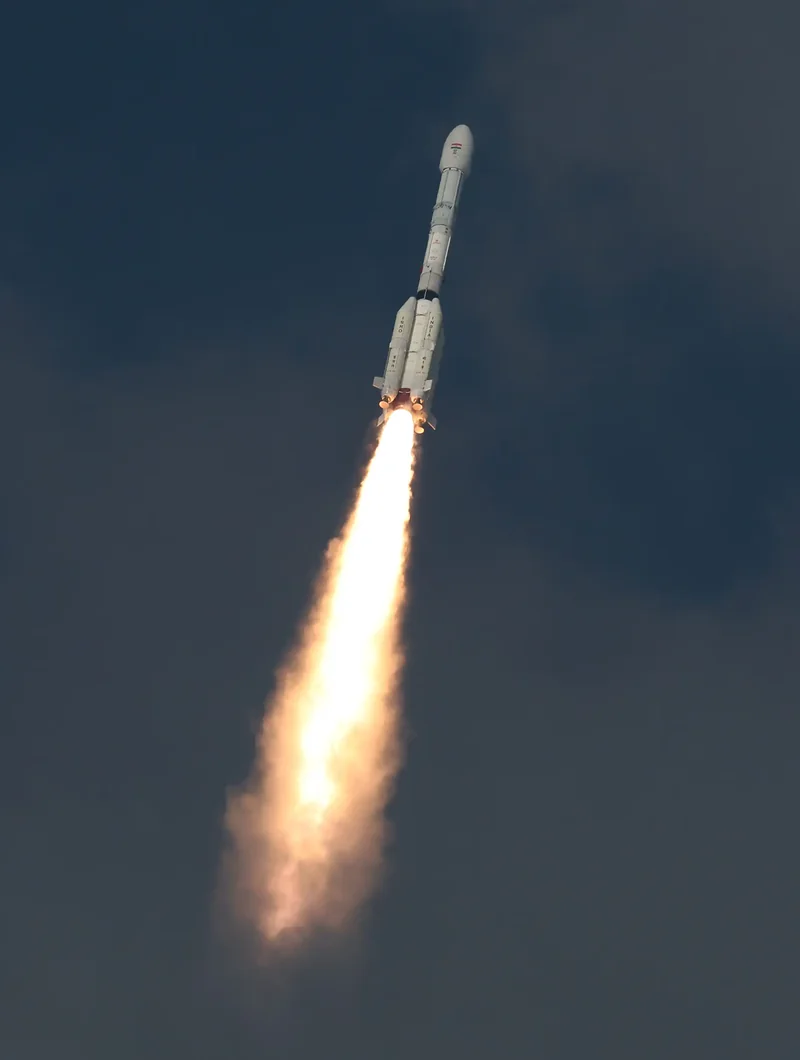 श्रीहरिकोटा से GSLV रॉकेट का प्रक्षेपण, धुएं के गुबार के साथ ऊपर उठता हुआ