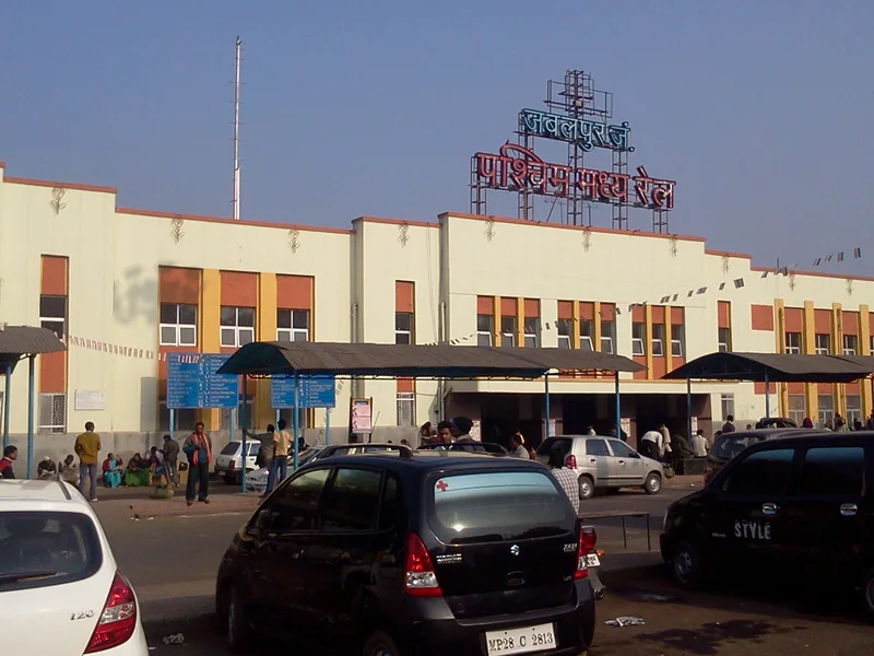 जबलपुर रेलवे स्टेशन की इमारत का बाहरी दृश्य